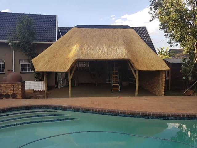 Thatched lapa by pool